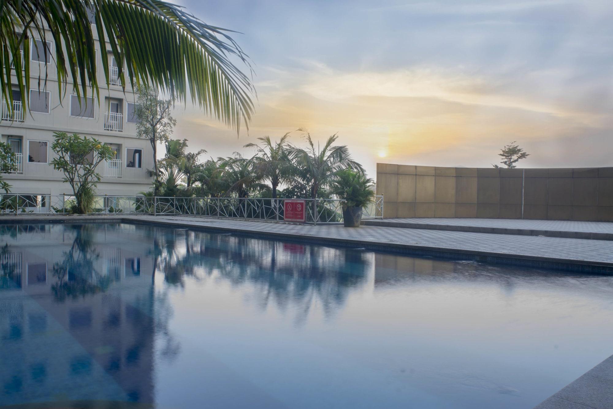 Titanium Express HomTel Jacarta Exterior foto